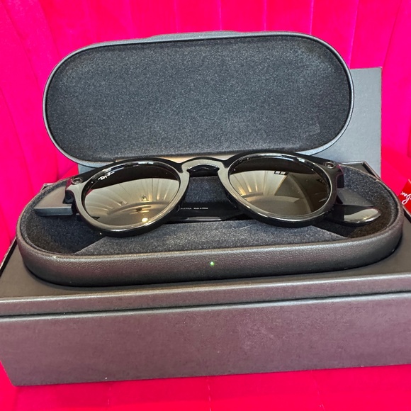 Ray-Ban Stories Round Smart Glasses – Shiny Black RW4003 - Picture 4 of 12